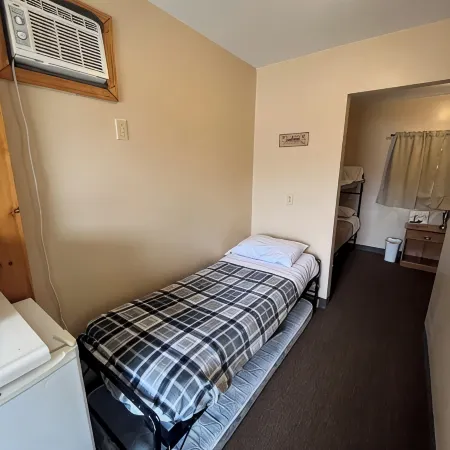 Cabin on main. Walking distance to all attractions