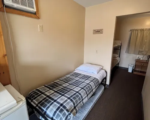 Cabin on main. Walking distance to all attractions Hotels in Cayuga County