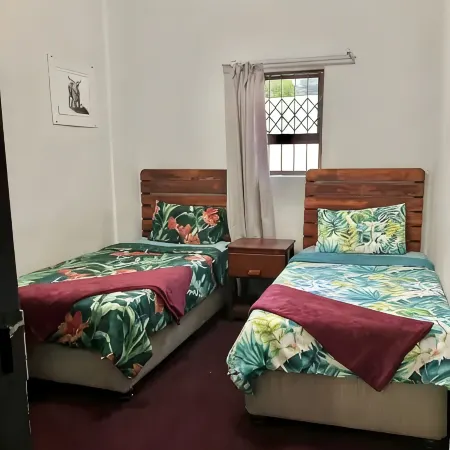 Charming 2-bedroom cottage in lovely Randburg with WiFi Отели рядом с достопримечательностью «Торговый центр Northgate»