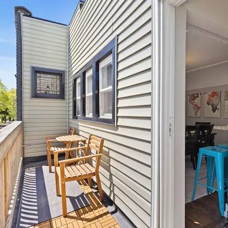 Charming 2BD W/ Parking 15 Mins from Downtown
