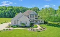 Huge home with theater, hot tub, golf cart, and just minutes from Lambeau Field! - Boutique