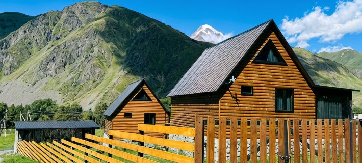 Traveler's Cottages in Kazbegi Отели в г. Степанцминда