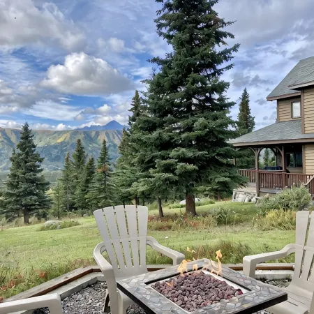 Impressive Mountain Views. Craftsman Home.  Less than 10 miles to bus depot