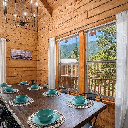 Cabin - Hot Tub w Outdoor TV, Sleeps 12, King Bed, Dogs ok