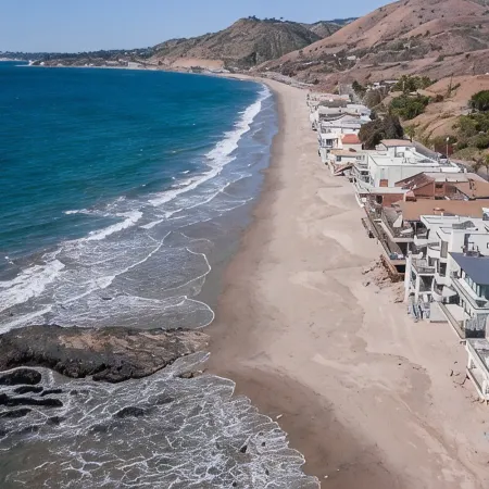 "Unrivaled Luxury at Premier Beachfront Getaway: Private Beach Access"