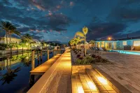 ☀️Bright & Luxurious Canal Front Home w/ Pool, 4 min to Beaches!☀️ - สระว่ายน้ำส่วนตัว