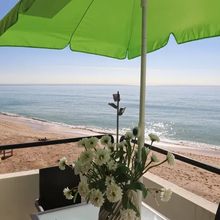 Apartment with fantastic sea view only 20m from the beach