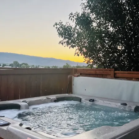 HOT TUB, AC,MOUNTAIN VIEW, OUTDOOR DINING AREA & PET FRIENDLY, EV plug