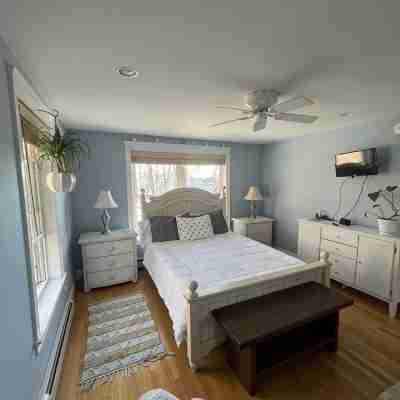 Hot Tub, Putting Green, 5 min walk to the beach, shops & restaurants. Rooms