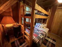 Angeltom Cabin & RV:20 Acre Woods - >16 pip + Jacuzzi + treehouse + UTV + 2ponds - balcony