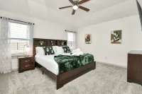 Exquisite 3 bedroom house located in a very quiet area of Katy . - 4-Star