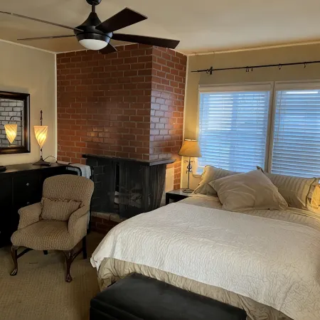Charming Studio w/ Fireplace & Kitchen — Steps to Sand