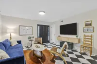 Stylish Home Hot Tub & Game Room near AT&T, Globe Life, UTA - Bungalows