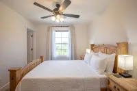 Cozy townhouse close to downtown, F&M Arena, APSU! Sleeps 8! - balcony