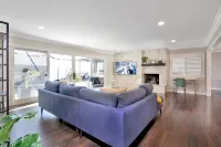 Orange Oasis 🍊- 10min to Disneyland 🎡Spacious Pool home - Pool