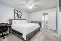 Charming 3-bedroom + Den house with AC and WiFi in awesome North Fresno.