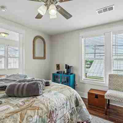 "The Betty" Rooms