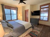 Spacious, top floor, tree views, tastefully remodeled condo, in The Village - 4つ星