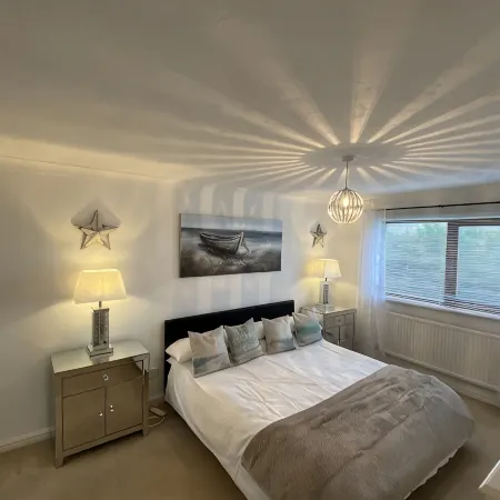 Beautiful Beach house sleep13, 5 mins to beach&Hot Tub, games room, pets allowed