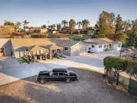 Melrose Pet-Friendly 3BR. Feel like royalty Hotels in Vista