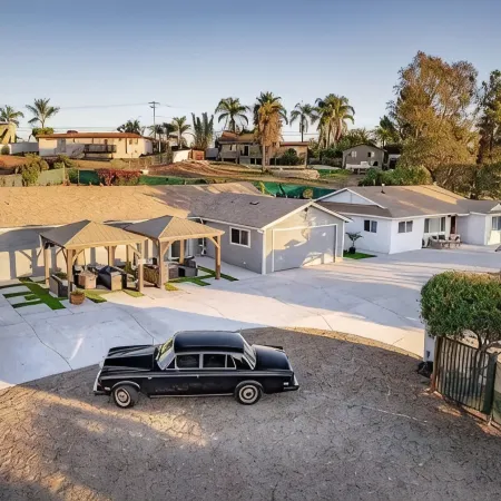 Melrose Pet-Friendly 3BR. Feel like royalty