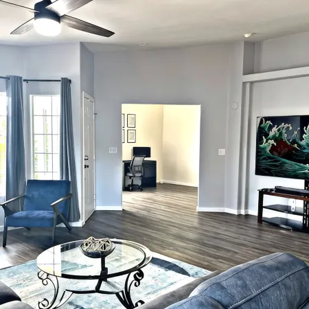 Multi-Gen Vegas Home  - 3 Br Retreat w/ Games, Patio & Room for Everyone Отели рядом с достопримечательностью «Амфитеатр Хендерсона»