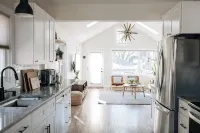 King beds, central location, entire house. Perfect for family gathering! - ห้องครัว