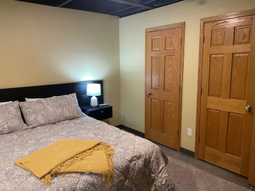 Lakeside Lodging @ The PlazaCozy 2 Bed- 2 Bath Nestled near the Lake Region - 3-Star