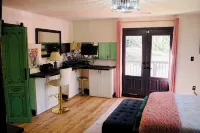 LoveJones Bungalow-Luxury decor, Large deck & backyard, Office, 2 fireplaces - Bungalow