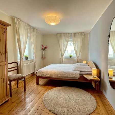 quiet, close to the center, 5 min. to train, 3 bedrooms, family friendly, garden