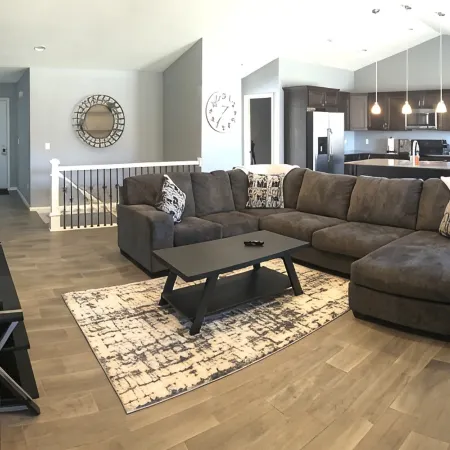Beautiful retreat for multi-family fun - 1 mile from Lost Island Amusement Park!