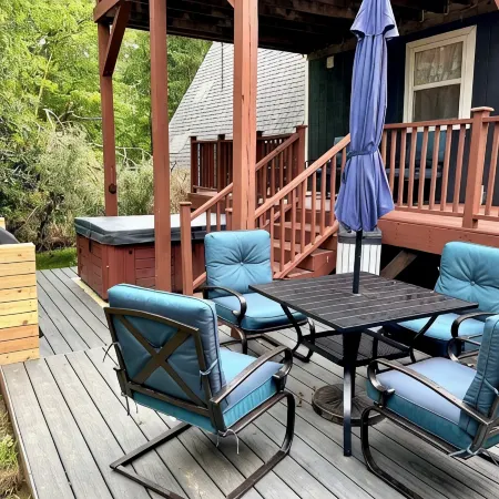 Relaxing Scenic 2-Bedroom Retreat With Private Hot Tub