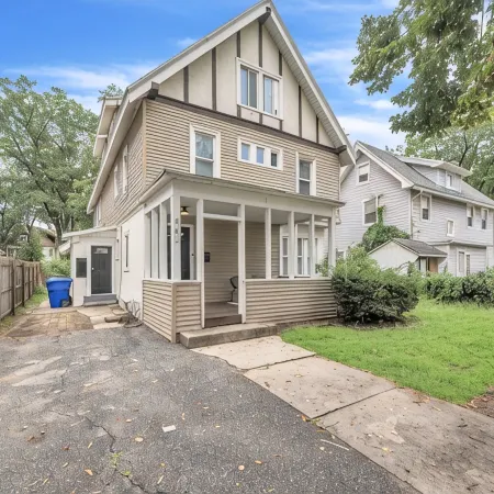 Beautiful 4BR 2 Bathroom House with Parking