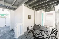 An Art-Filled Garden Apartment Near Parks and Downtown - Bungalows