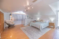 Waterfront Retreat, Pool & Rooftop Deck - 2 Bed Cottage, Kitchen, Great Location