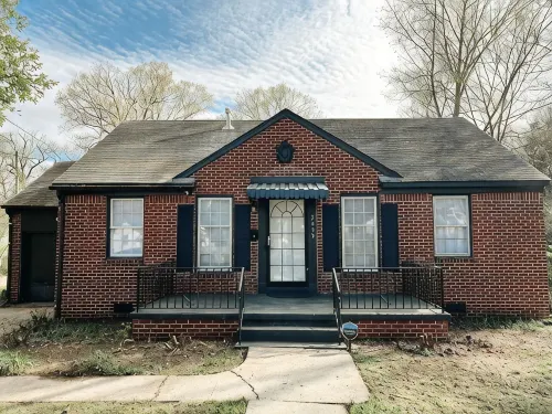 Welcome to your Memphis retreat steps from the vibrant University of Memphis! - บังกะโล