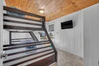 Renovated & Clean 'Original' OBX Bungalow, Direct Beach & Pier Access + EZ Cart - Homestays