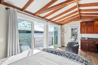 Waterfront Studio Apartment. Perfect for work or play. - 4-Star
