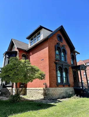 Posh Studio, King Bed, Prime Location with Free Parking - Bungalows