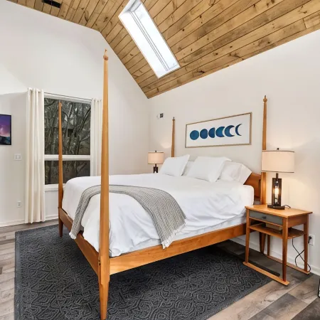 Hot Tub / Bunk Room / EV Charger / King Beds / 3,200 Sqft