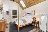 Hot Tub / Bunk Room / EV Charger / King Beds / 3,200 Sqft - Gym