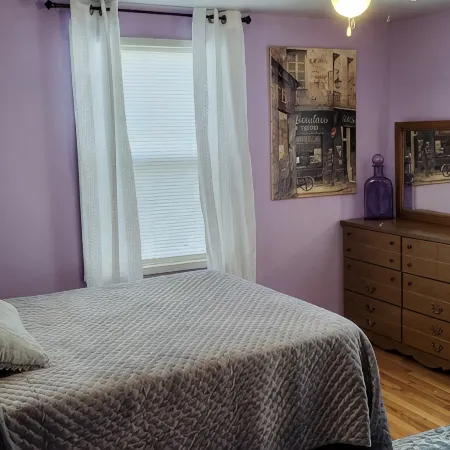Park Place-Quaint home nestled between parks and lakes