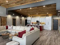 ON THE ROCKS is the place to be!!! A new spacious cabin & fully stocked! - 부티크