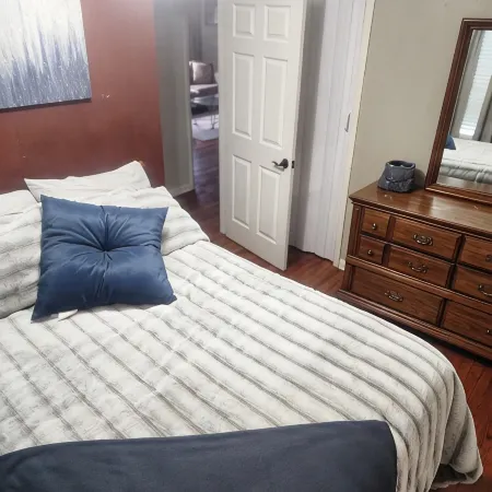 Charming 3-bedroom house with 65in smart tv, Wifi, and central heat/air in town!