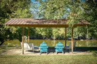 New! River Retreat! Spacious home on the Little Pigeon River! - 4 ดาว