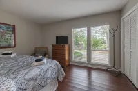 Newly Renovated Lakeview Condo Complex First Floor Oasis! - Parvekkeita