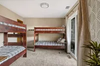 WOW! 4BR Cabin w/ EPIC Lake Views, Hot Tub, Lake Access. Arcade Games. Pets OK - Chalets