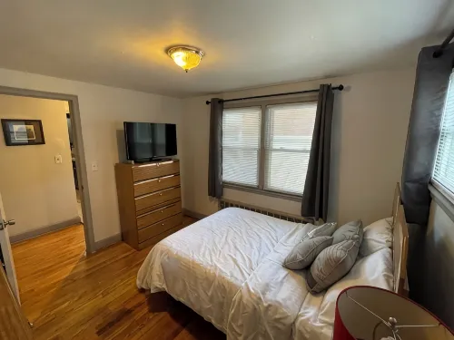 NEW: Spacious & Convenient Hideaway!Centrally located & 10 min from airport! - 3-Sterne