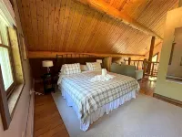 Beautiful Log Cabin Retreat on 6 Acres of Forest Only 10 Minutes to Lake Geneva. - 4-Sterne