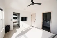 NEW- Modern Home Close to Downtown - Hot Tub! - balcony